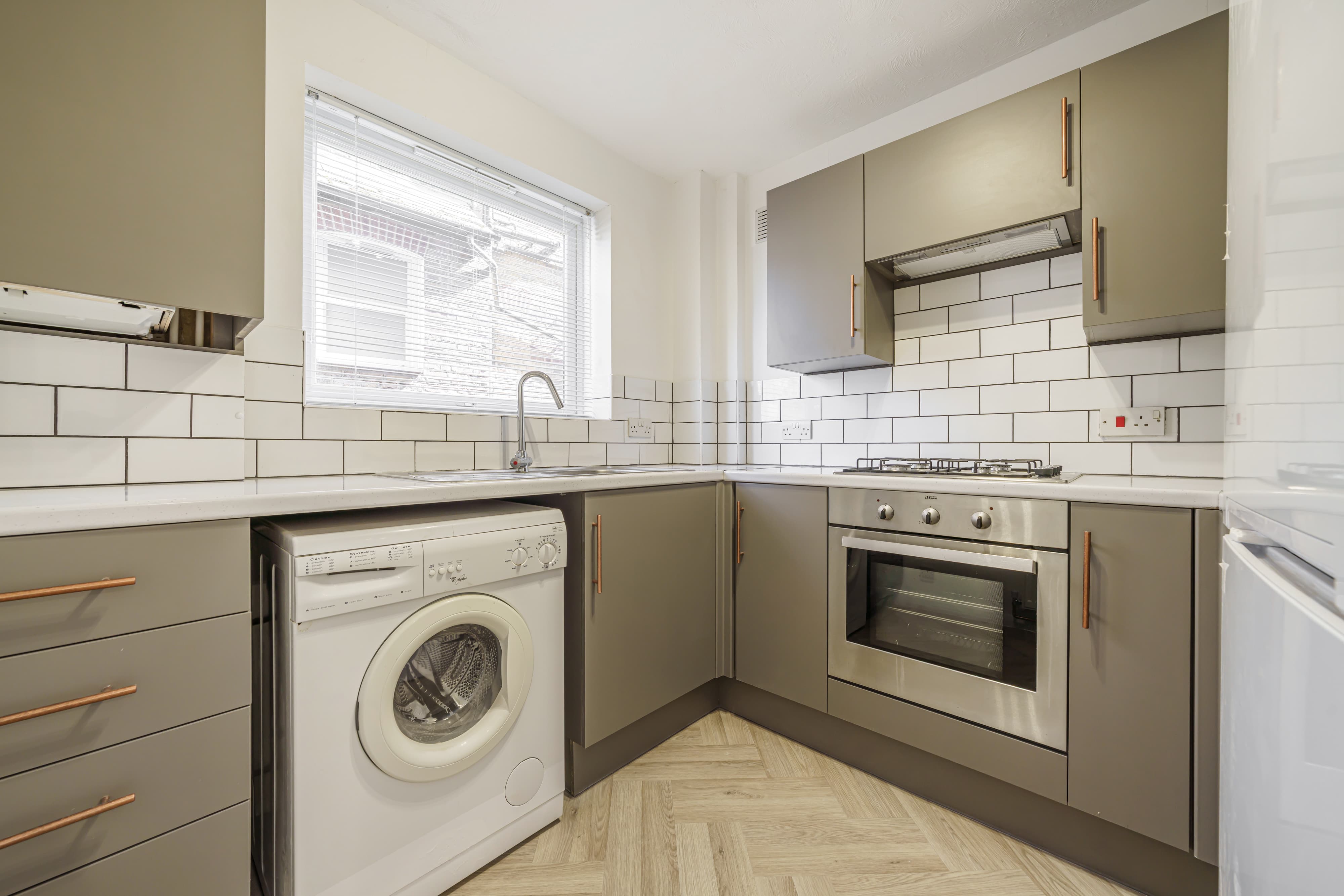 Flat 5, Fairline Court, Beckenham, 2 Oakwood Avenue, BR3 6PJ